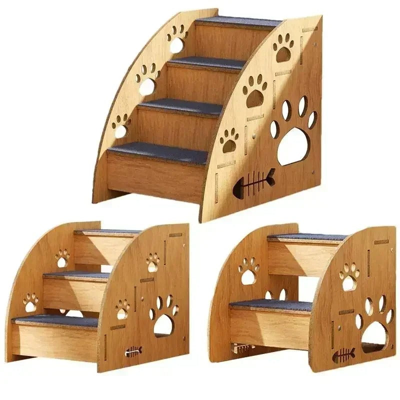 Escaliers en bois pour chien ou chat, disponibles en 2, 3 et 4 marches, avec surface antidérapante et design ajouré en forme de pattes. Disponible chez Museau Dort.