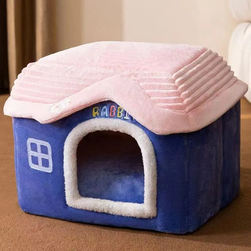 Niche pour chien d’intérieur en tissu bleu avec toit rose en flanelle, entrée douce bordée de peluche, design chalet. Modèle décoratif. Disponible chez Museau Dort.