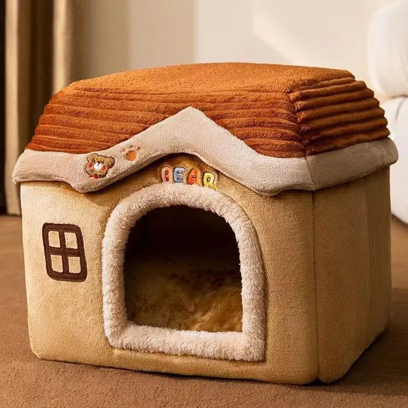 Niche pour chien marron au design chalet avec fenêtre décorative, entrée arrondie et toit en flanelle côtelée. Modèle intérieur pliable. Disponible chez Museau Dort.