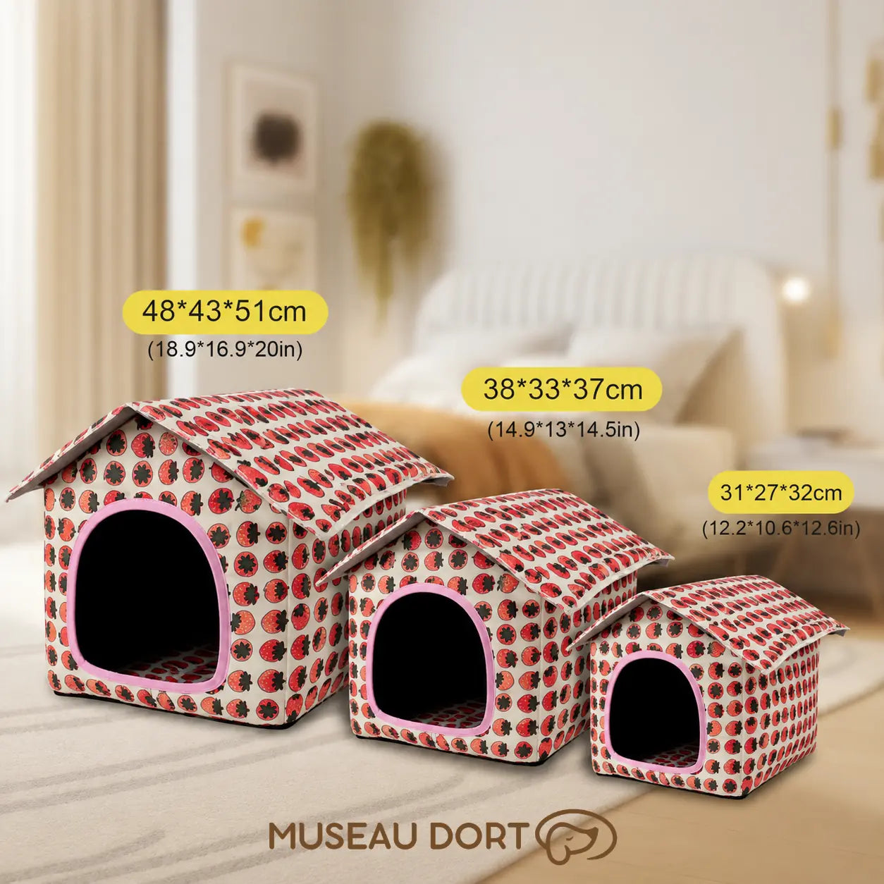 Trois maisons pour chien à motif fraise, tailles 31, 38 et 48 cm, présentées dans un salon moderne.