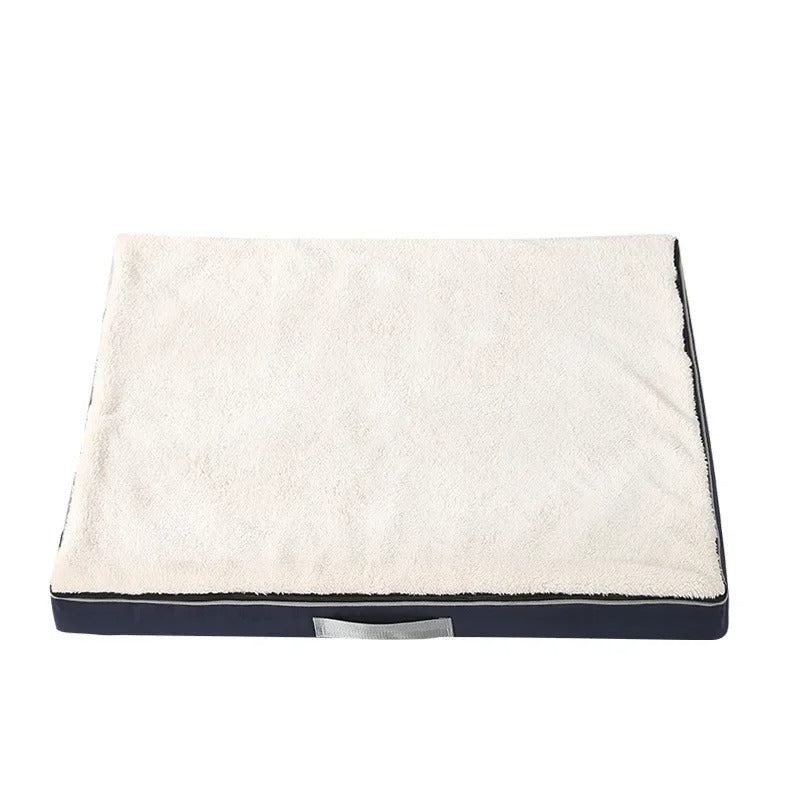 Coussin orthopédique blanc pour chien – couchage mémoire de forme, idéal pour chiens âgés, arthritiques ou en convalescence. Disponible chez Museau Dort