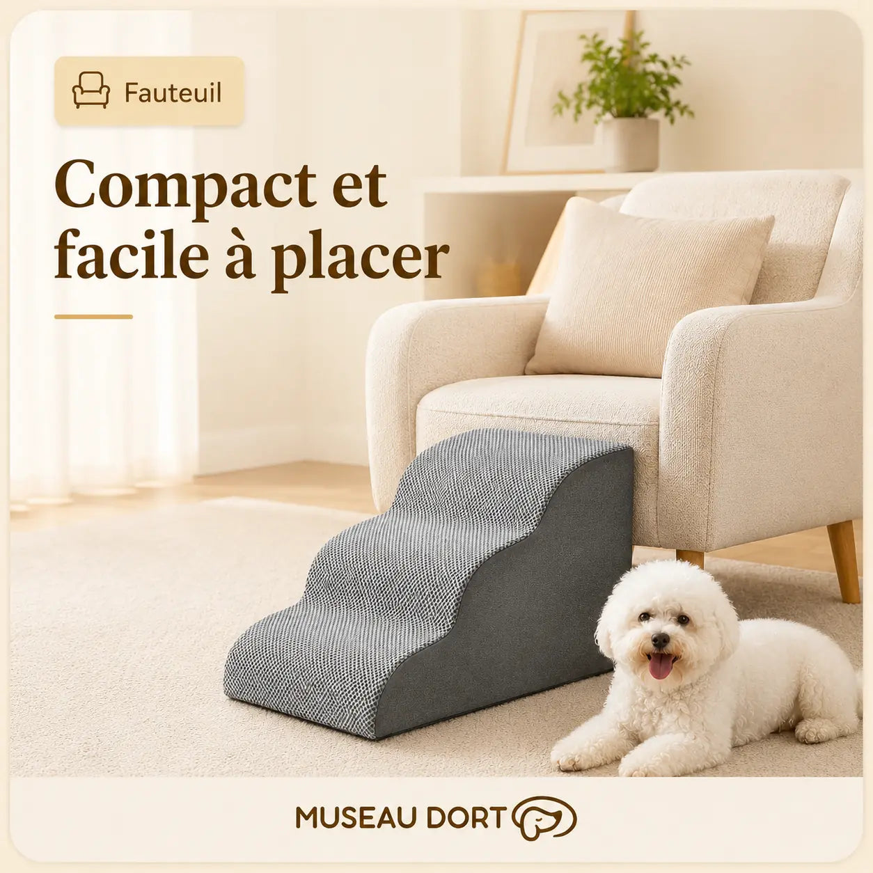 Escalier en mousse pour chien placé près d’un fauteuil, compact et facile à intégrer dans le salon.