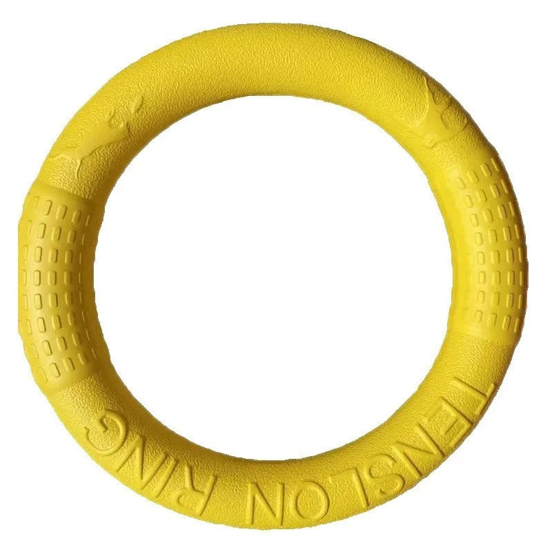 Anneau de jeu jaune pour chien, résistant et texturé pour des heures de mastication et de lancer. Disponible chez Museau Dort.