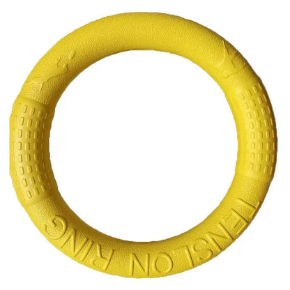 Anneau de jeu jaune pour chien, résistant et texturé pour des heures de mastication et de lancer. Disponible chez Museau Dort.