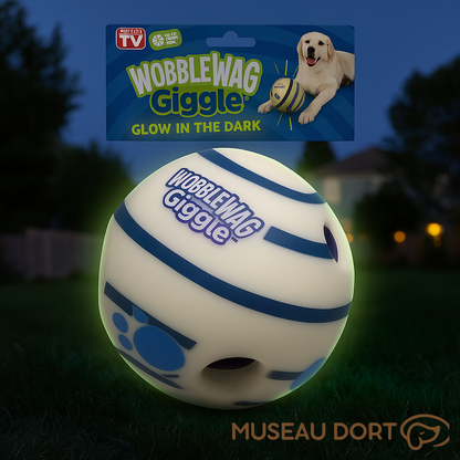 Balle pour chien Wobble Wag Giggle lumineuse utilisée dans un jardin de nuit, jouet interactif anti-ennui.
