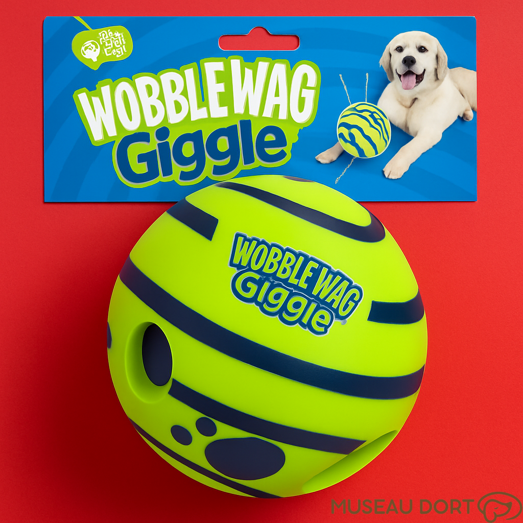 Balle pour chien Wobble Wag Giggle verte présentée avec son emballage sur fond rouge, jouet sonore anti-ennui.