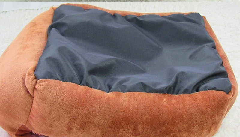 Dessous du lit pour chien en tissu antidérapant noir, avec base en peluche marron résistante