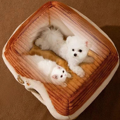 Petit chien blanc et chat blanc allongés côte à côte sur le toit amovible d’une niche pour chien en tissu doux marron, vue du dessus. Disponible chez Museau Dort.

