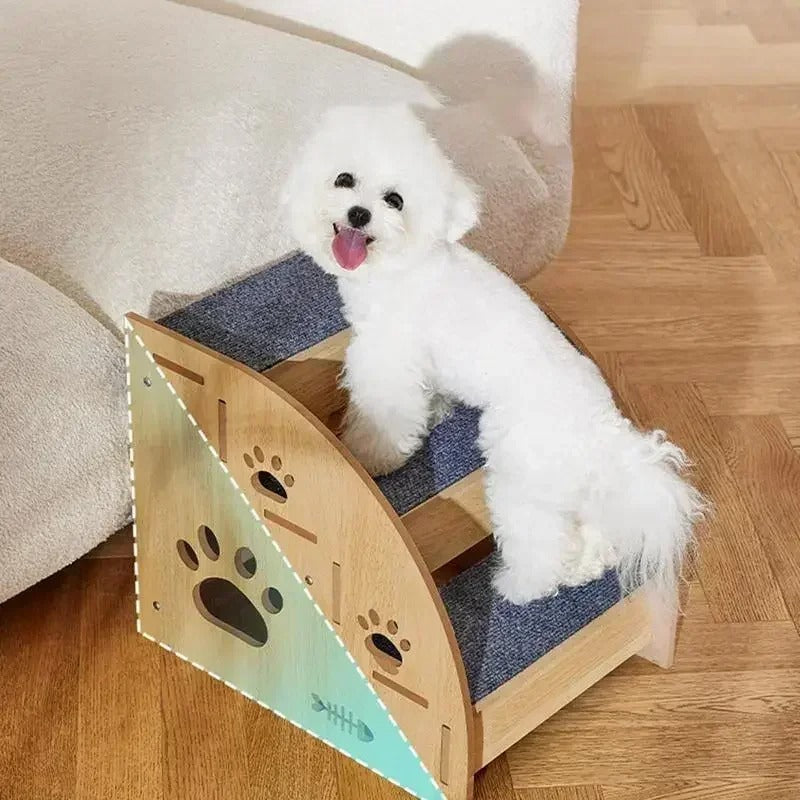 Petit chien blanc utilisant un escalier en bois antidérapant pour accéder au lit ou canapé, conçu pour la sécurité et le confort. Disponible chez Museau Dort.

