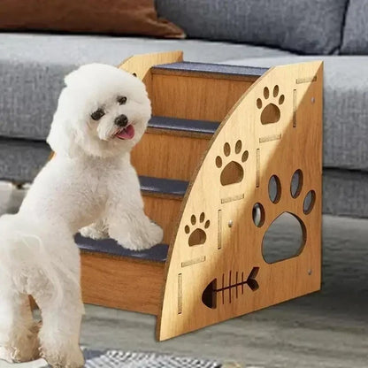  Petit chien blanc devant un escalier en bois antidérapant décoré de motifs pattes, idéal pour accéder au canapé. Disponible chez Museau Dort.