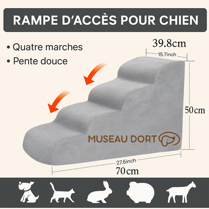 Escalier en mousse gris pour chien et chat, 4 marches avec pente douce, dimensions 70 cm de long, 39,8 cm de large et 50 cm de haut, idéal pour lit ou canapé. Disponible chez Museau Dort.