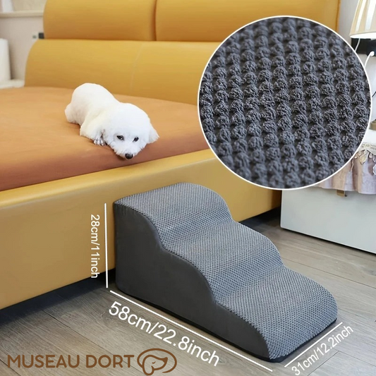 Escalier en mousse gris antidérapant pour chien avec dimensions 58x31x28 cm, idéal pour accéder au lit ou canapé. Disponible chez Museau Dort.