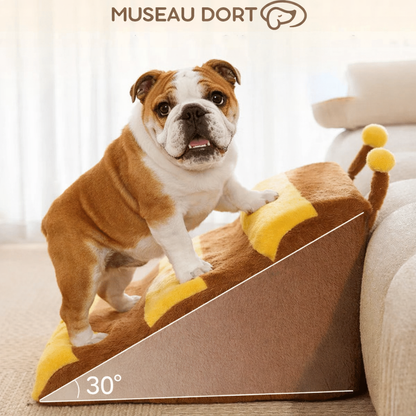 Escalier pour chien Honey Bees avec bulldog anglais montant en douceur vers le canapé, pente 30°, Museau Dort