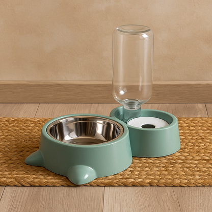 Gamelle verte avec bol en inox et réservoir d’eau automatique pour chien ou chat. Disponible chez Museau Dort.
