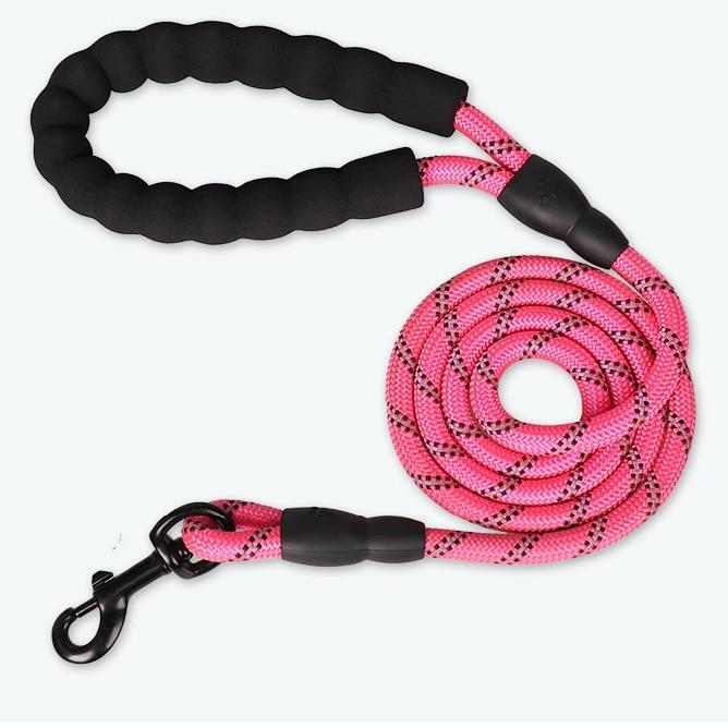 Laisse pour chien en nylon rose avec poignée rembourrée et mousqueton rotatif pour promenade confortable. Museau Dort