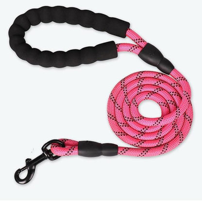 Laisse pour chien en nylon rose avec poignée rembourrée et mousqueton rotatif pour promenade confortable. Museau Dort
