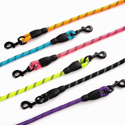 Laisses pour chien en nylon tressé disponibles en plusieurs couleurs avec mousqueton rotatif. Museau Dort