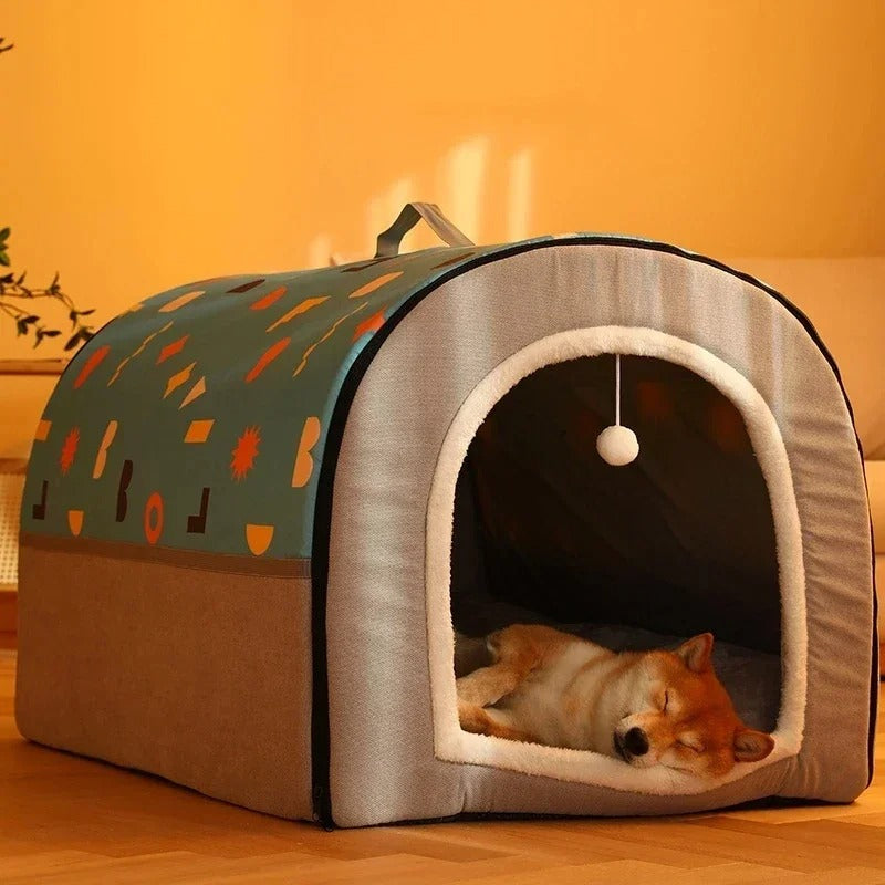 Chien confortablement installé dans une niche d’intérieur – Disponible chez Museau Dort