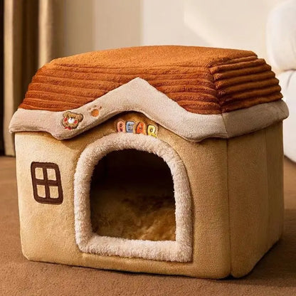 Niche pour chien marron au design chalet avec fenêtre décorative, entrée arrondie et toit en flanelle côtelée. Modèle intérieur pliable. Disponible chez Museau Dort.