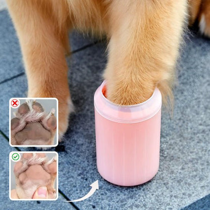 Chien utilisant un lave-patte rose avec comparatif avant/après nettoyage des coussinets – Disponible chez Museau Dort