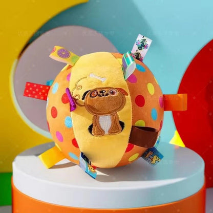 Balle en peluche pour chien posée sur un présentoir, jouet interactif coloré avec étiquettes à mâcher pour stimuler le jeu