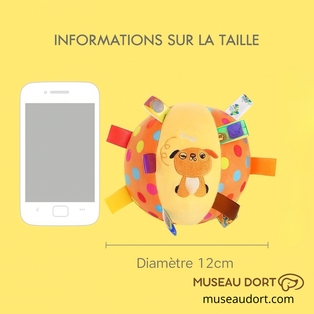 Balle pour chien en peluche de 12 cm présentée à côté d’un smartphone pour comparer la taille, jouet léger et interactif.
