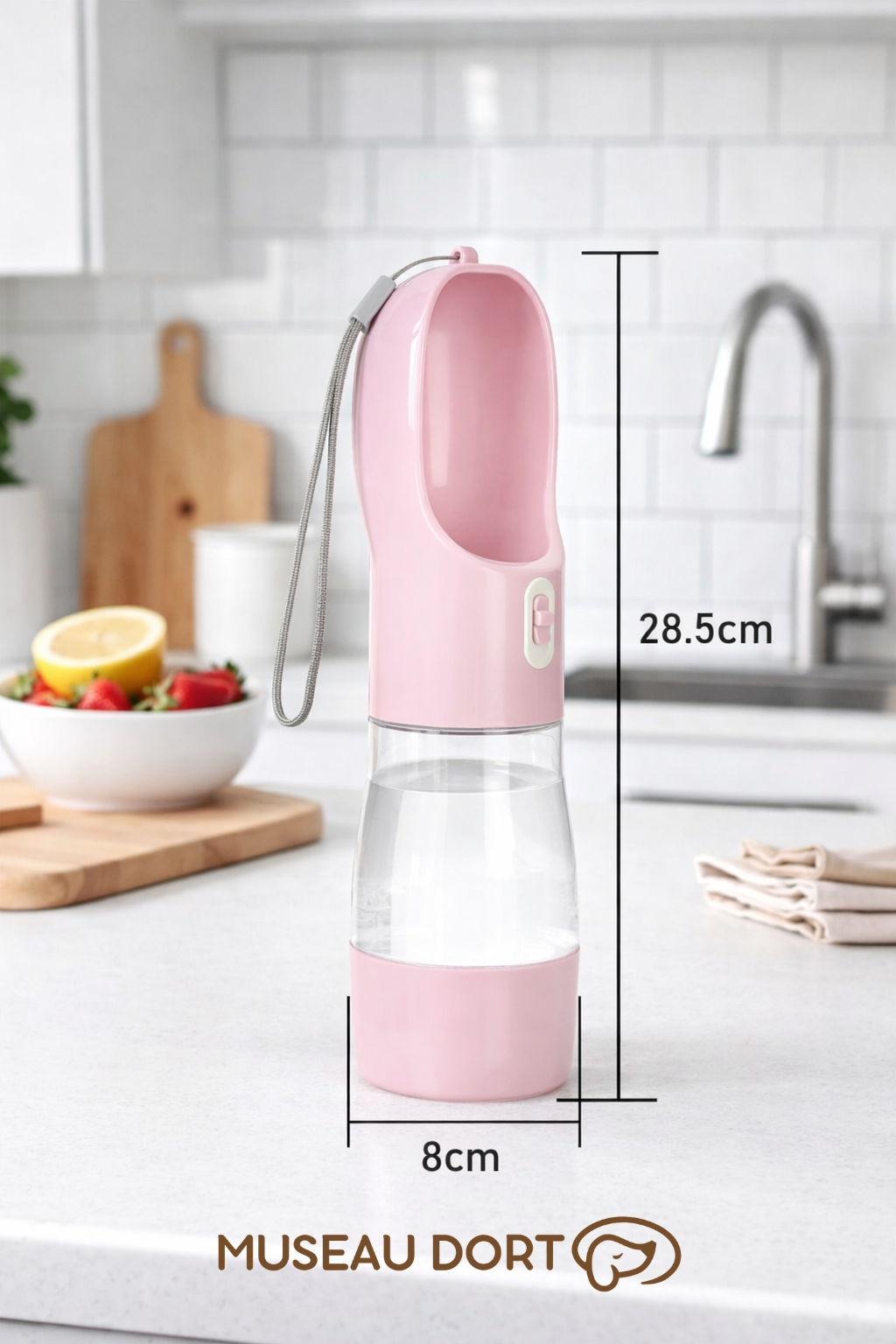 Bouteille d’eau portable pour chien rose avec dimensions visibles, posée sur un plan de travail de cuisine moderne,