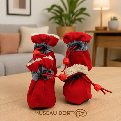 Chaussures pour chien noires imperméables avec intérieur doux posées sur une table en bois