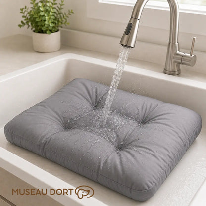 Coussin amovible gris du panier chien imperméable rincé sous l’eau pour montrer son entretien facile