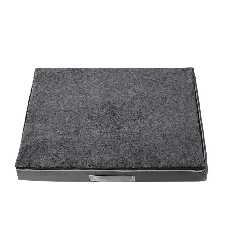  Coussin orthopédique gris pour chien – mousse à mémoire de forme, soutien optimal pour chiens âgés ou arthritiques. Disponible chez Museau Dort

