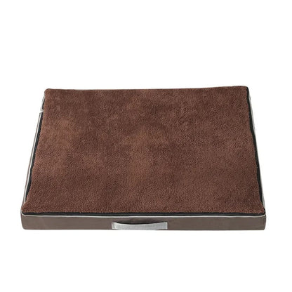 Coussin orthopédique marron pour chien – mousse mémoire de forme idéale pour soulager les articulations des chiens âgés. Disponible chez Museau Dort