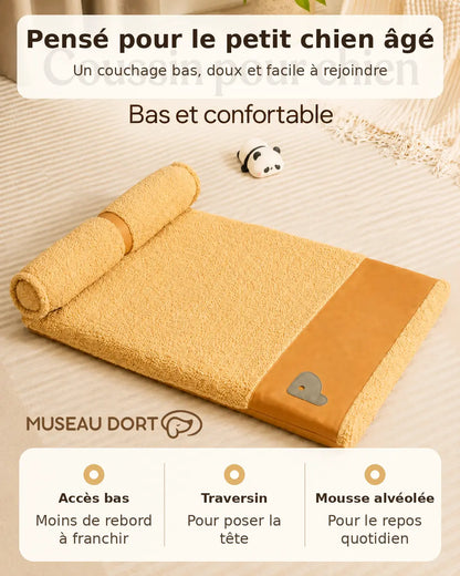 Coussin pour petit chien âgé avec accès bas, traversin et mousse alvéolée pour un repos quotidien confortable.