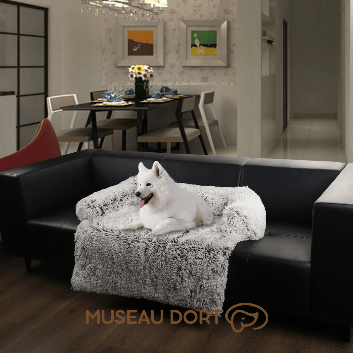 Coussin pour chien 2 en 1 gris clair sur canapé, protège des poils et crée un couchage confortable en intérieur, Museau Dort