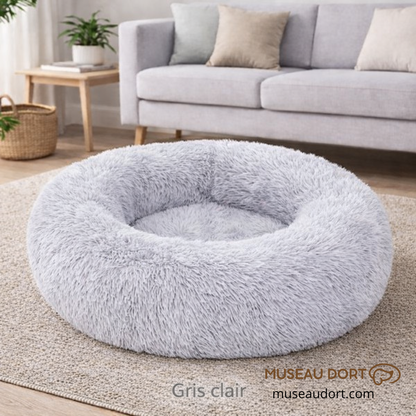 Coussin pour chien cocon gris clair, ultra moelleux, posé dans un salon moderne, idéal pour chien d’intérieur – Museau Dort