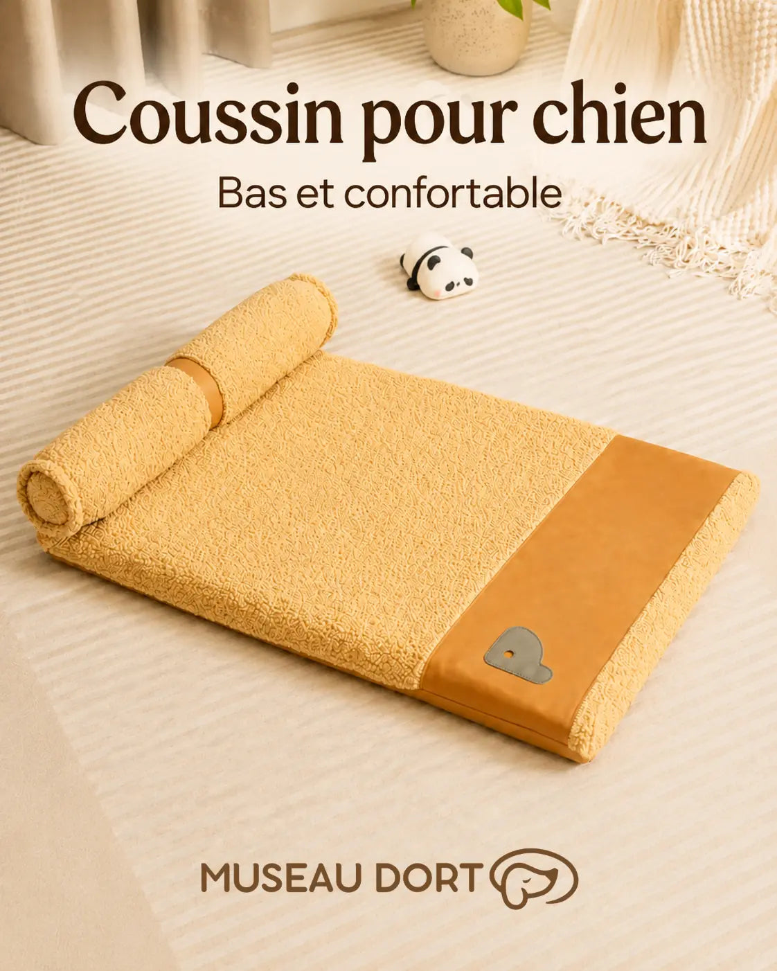 Coussin pour chien jaune, bas et confortable, avec traversin rembourré pour le repos quotidien du petit chien âgé.