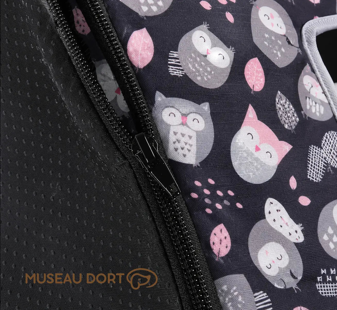 Détail de la niche pour chien : tissu Oxford à motifs hiboux, fermeture éclair et fond antidérapant.