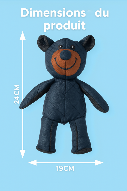 Dimensions de l’ours en peluche résistant pour chien : 24 cm de haut sur 19 cm de large, fond bleu. Disponible chez Museau Dort.
