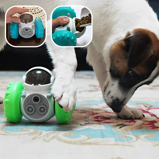 On peut voir un petit chien de couleur blanc et brun jouet sur un tapis avec un petit robot distributeur de croquette avec les roues vert et en médaillon une personne qui remplie le distributeur par la visière du petit robot.  