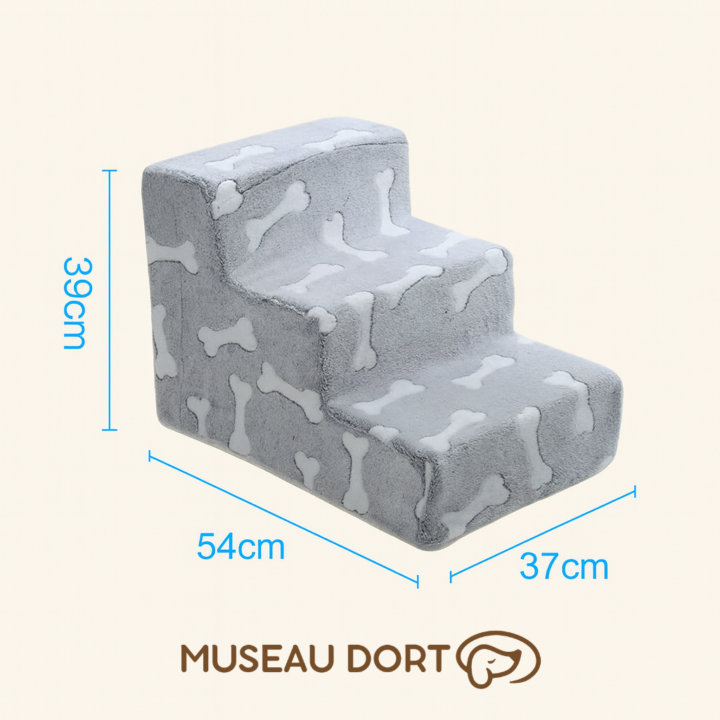 Escalier pour chien en mousse gris avec motifs os, dimensions 39x54x37 cm, marque Museau Dort, fond beige – Disponible chez Museau Dort