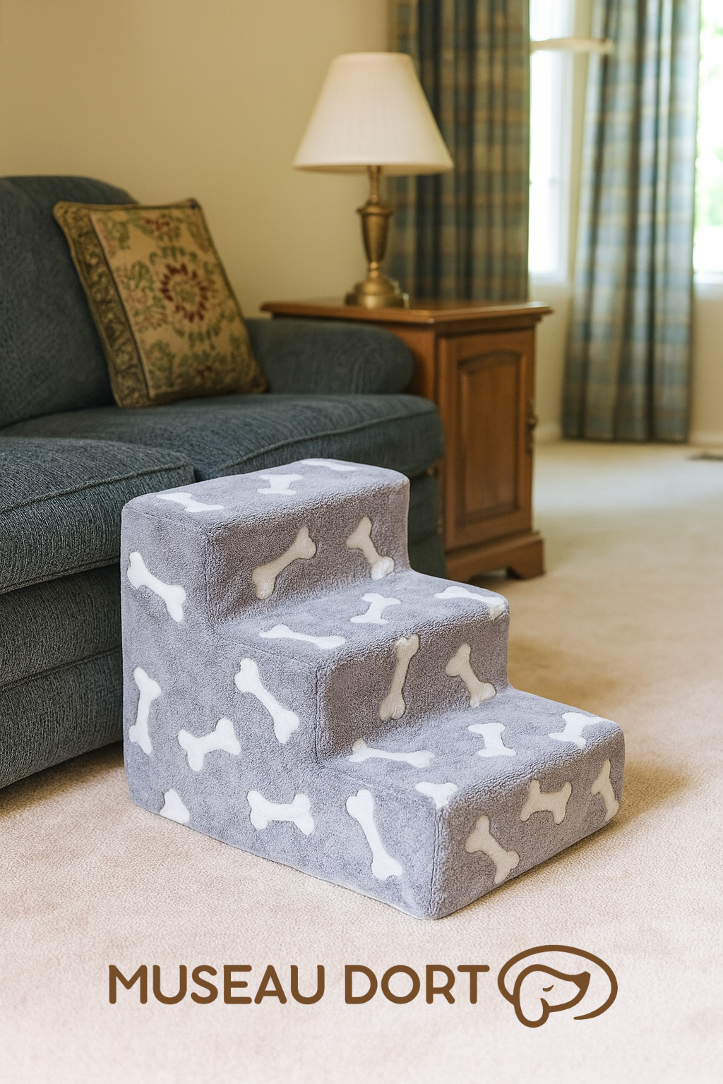 Escalier pour chien en mousse gris avec motifs os, placé dans un salon style début 2000 avec canapé bleu et lampe en laiton – Disponible chez Museau Dort