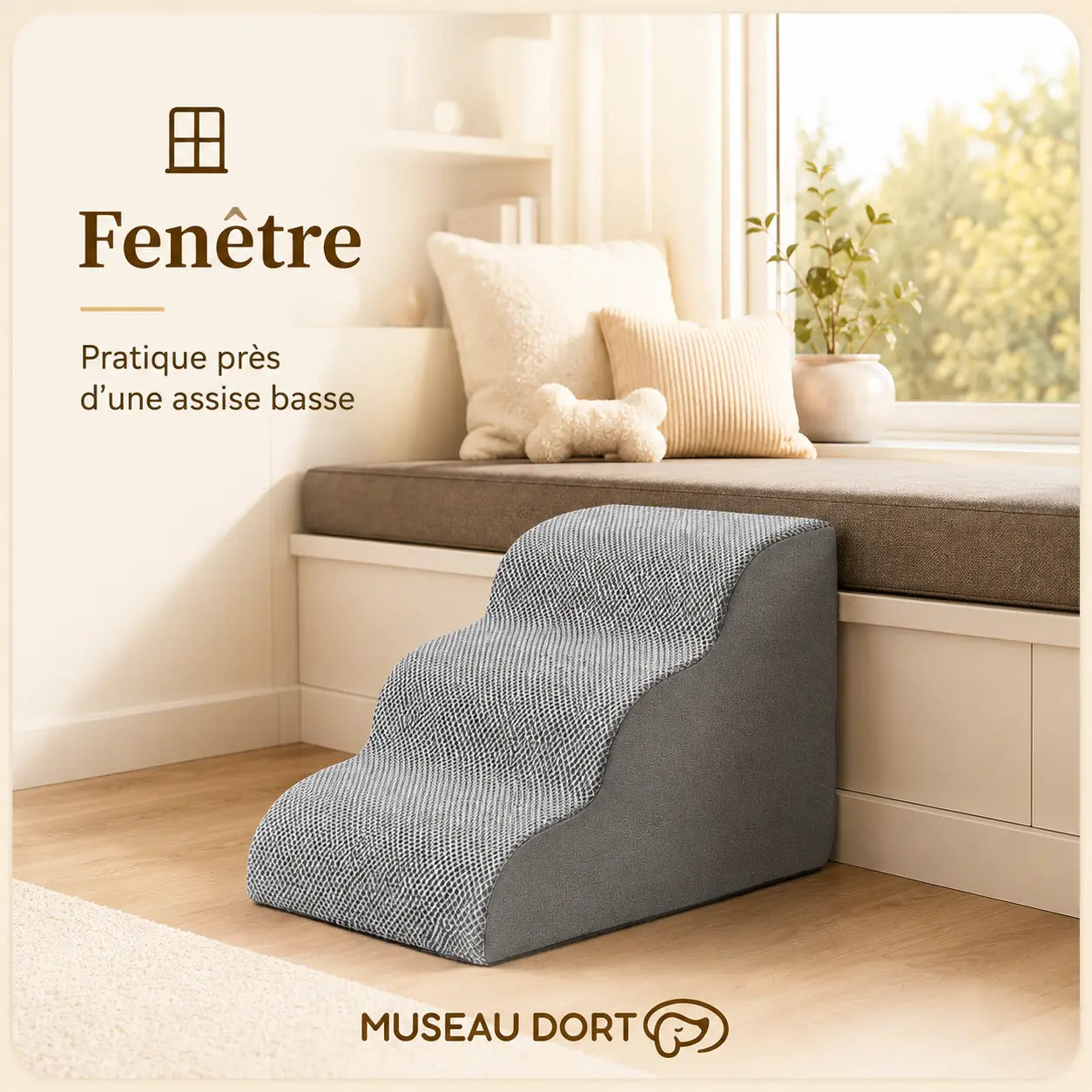 Escalier en mousse pour chien placé près d’une assise basse sous une fenêtre lumineuse.