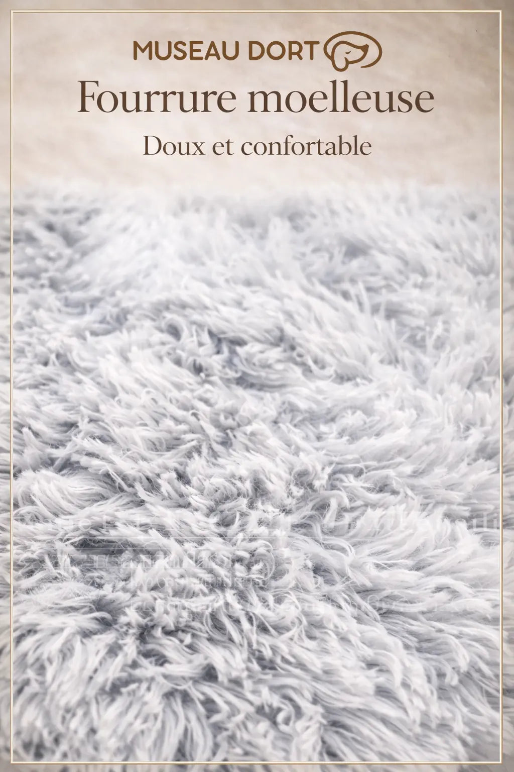 Gros plan sur la fourrure moelleuse du coussin chien gris clair, doux et confortable chez Museau Dort