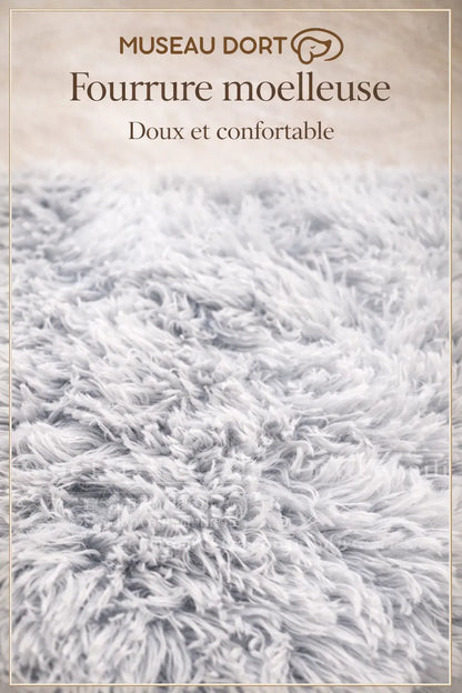 Gros plan sur la fourrure moelleuse du coussin chien gris clair, doux et confortable chez Museau Dort
