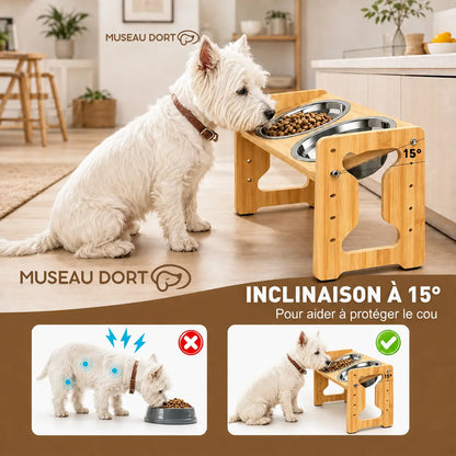 Westie devant une gamelle surélevée en bambou inclinée à 15° avec deux bols en inox
