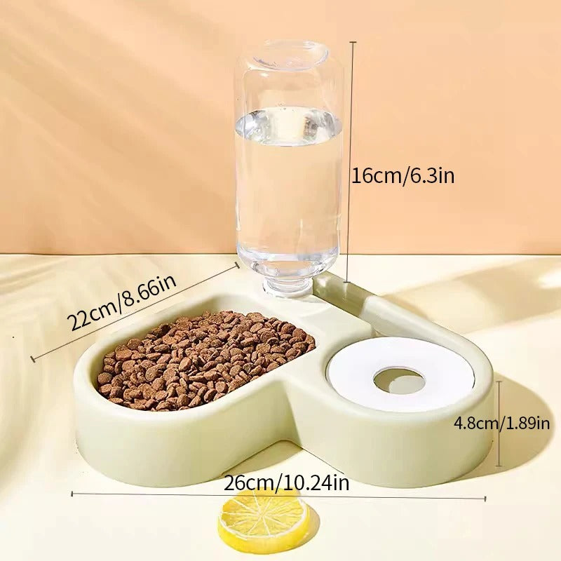Gamelle cœur verte avec distributeur d’eau automatique et dimensions pour chien et chat. Disponible chez Museau Dort

