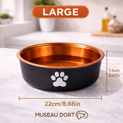 Gamelle pour chien grande taille en acier inoxydable coloris bronze, stable et hygiénique, sur plan de cuisine moderne.
