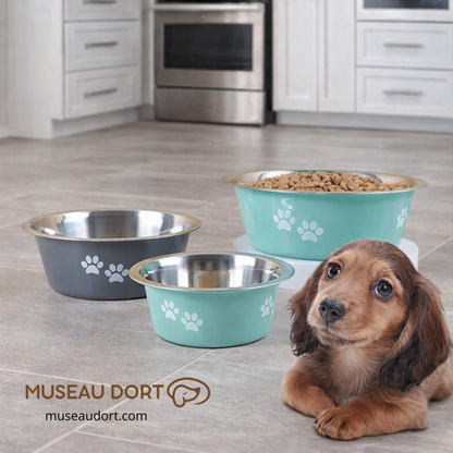 Gamelle pour chien antidérapante en inox, stable sur sol carrelé, avec chiot dans une cuisine moderne, Museau Dort