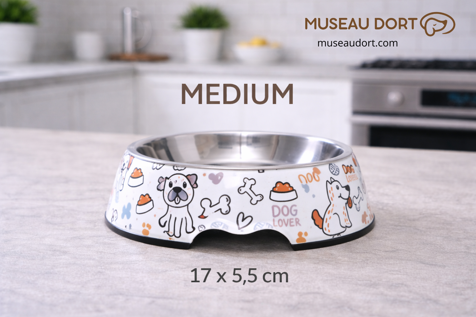 Gamelle pour chien en inox antidérapante taille Medium 17 x 5,5 cm, posée sur plan de travail de cuisine moderne, Museau Dort