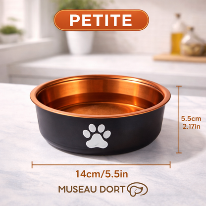 Gamelle pour chien petite taille en acier inoxydable coloris bronze, stable et hygiénique, sur plan de cuisine moderne.