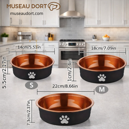 Gamelle pour chien en acier inoxydable coloris bronze, tailles S M et L, avec dimensions visibles, en cuisine moderne.
